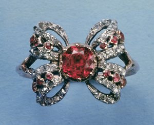 戒指形状为蝴蝶结，c.1760红宝石和钻石